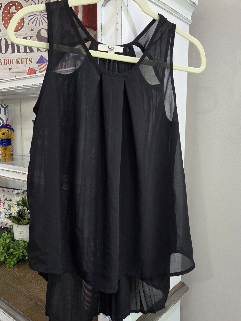 Chiffon Pleated Black Sleeveless Blouse - Undetermined Brand